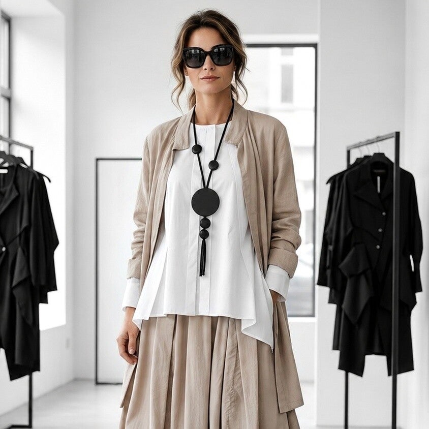 Bluse in modischer A-Linie mit effektvollen Biesen in weiß