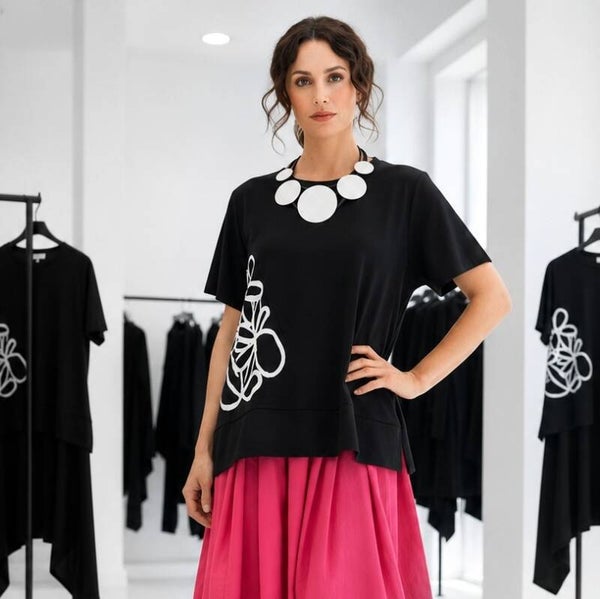 stylishes T-Shirt in A-Linie mit apartem weißen Druck in schwarz