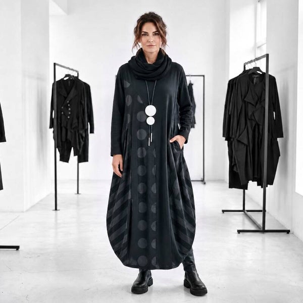 Sweatshirt - Kleid "dots & stripes" in großzügiger Tulpenform in schwarz gemustert