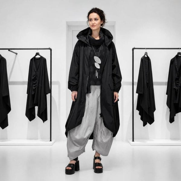 Oversize Mantel mit großen Taschen und Kapuze in schwarz