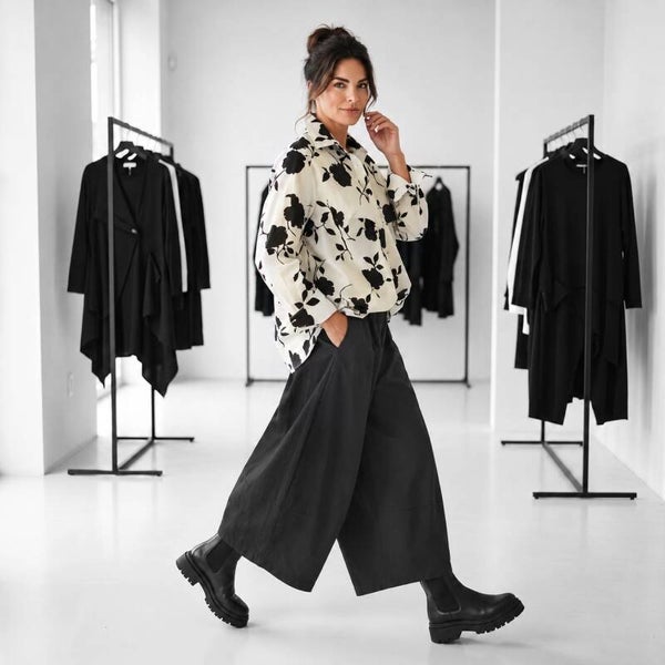 Bluse im Vokuhila Style mit apartem Druck in sand-schwarz