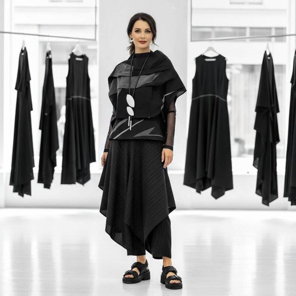 extravagante Weste mit effektvollen Falten in schwarz-grau