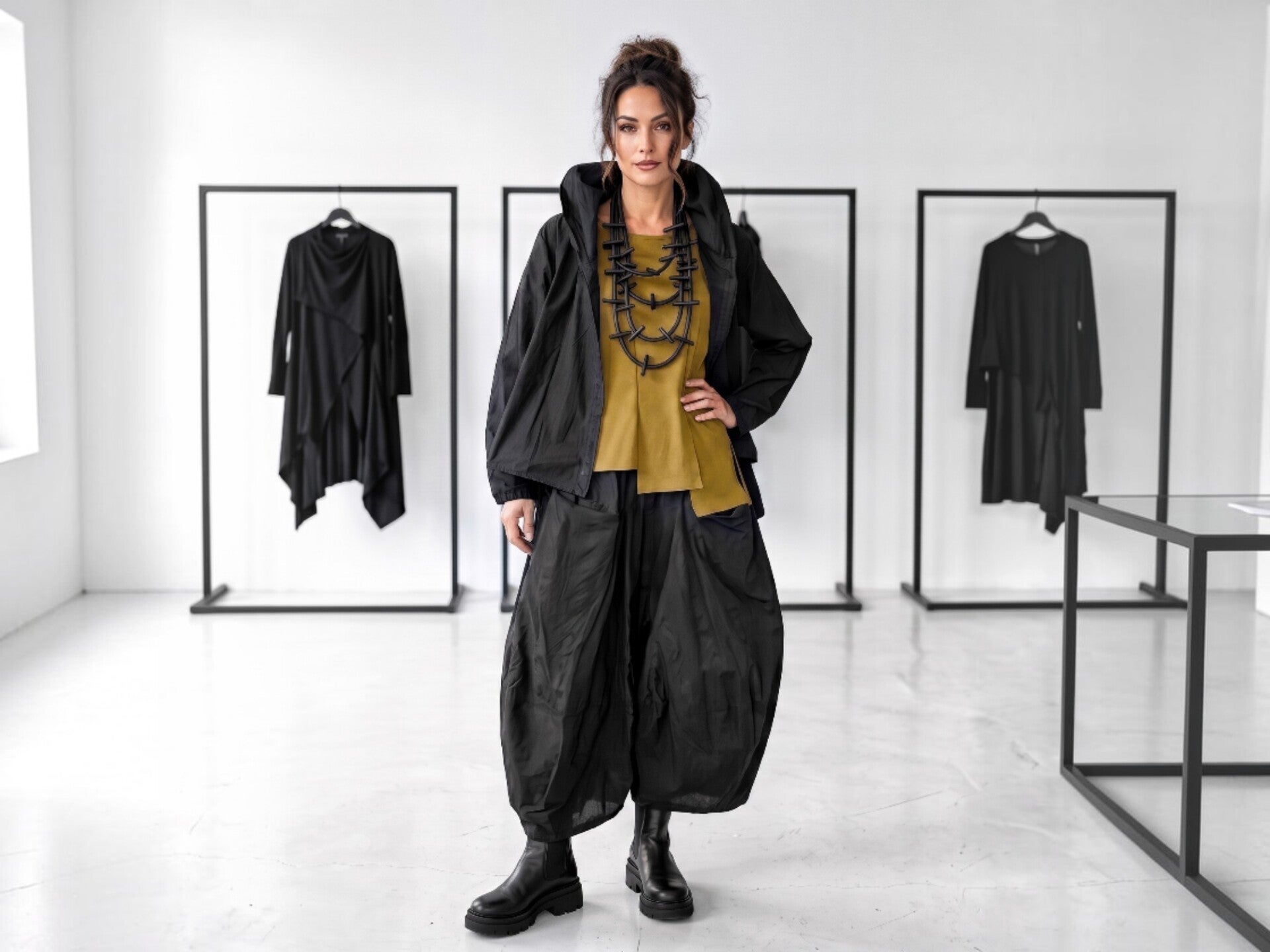Eine in schwarz-weiß gekleidete Frau präsentiert ein weit geschnittenes Sommer Outfit 