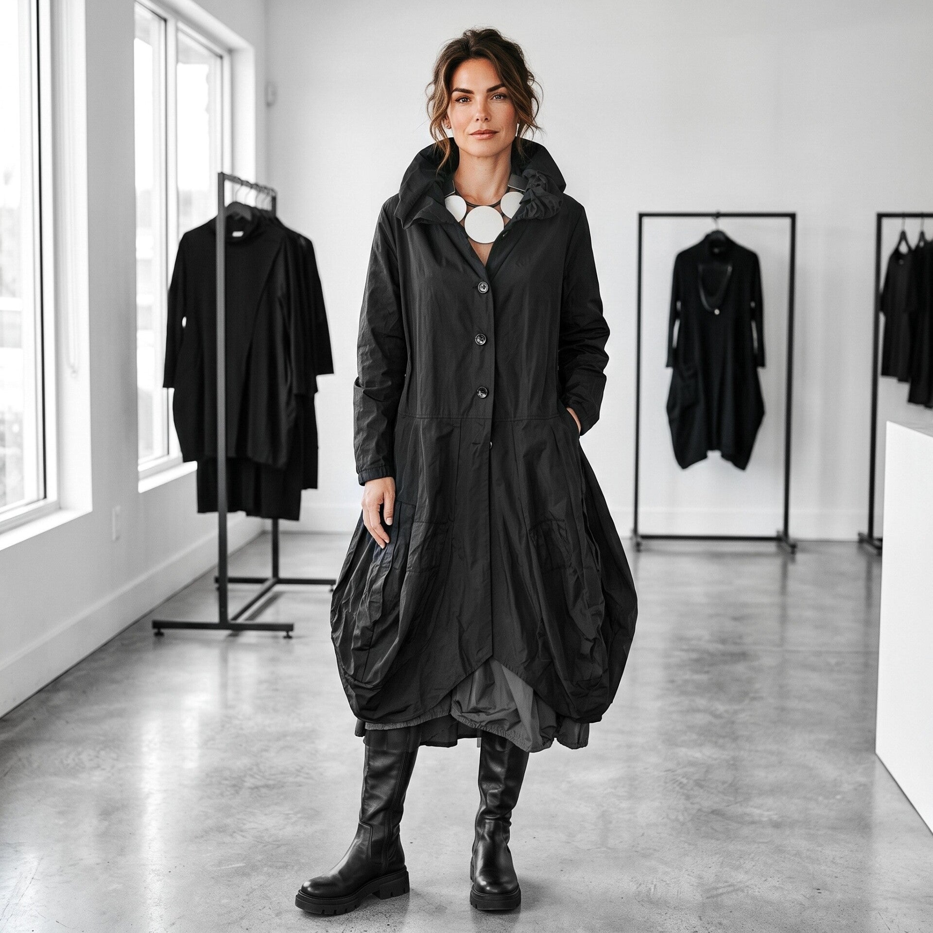 Memory-Taft Mantel in Tulpenform mit stylishen Akzenten in schwarz