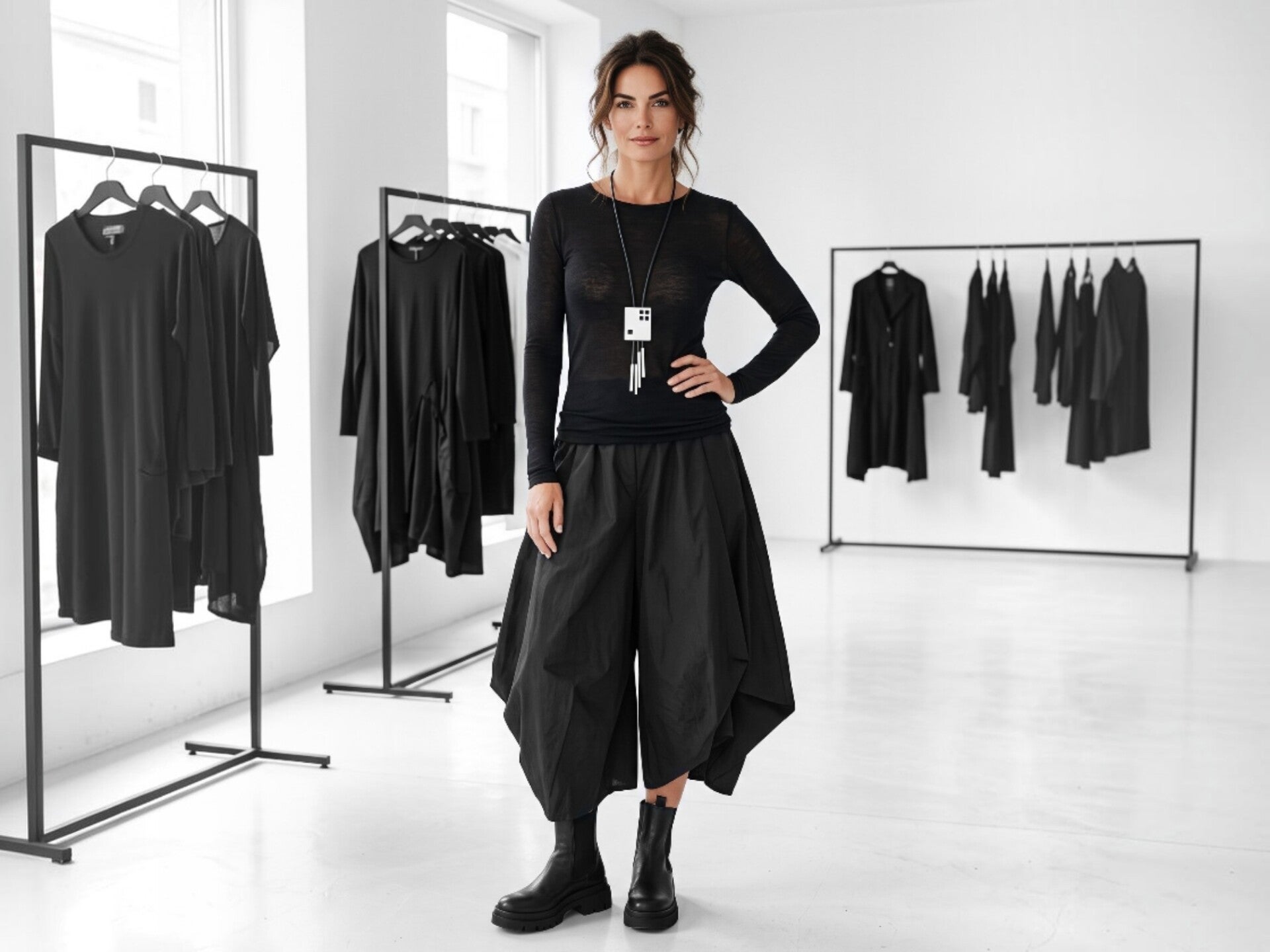 Eine selbstbewusste junge Frau präsentiert ausgefallene Mode in ihrer Damenboutique