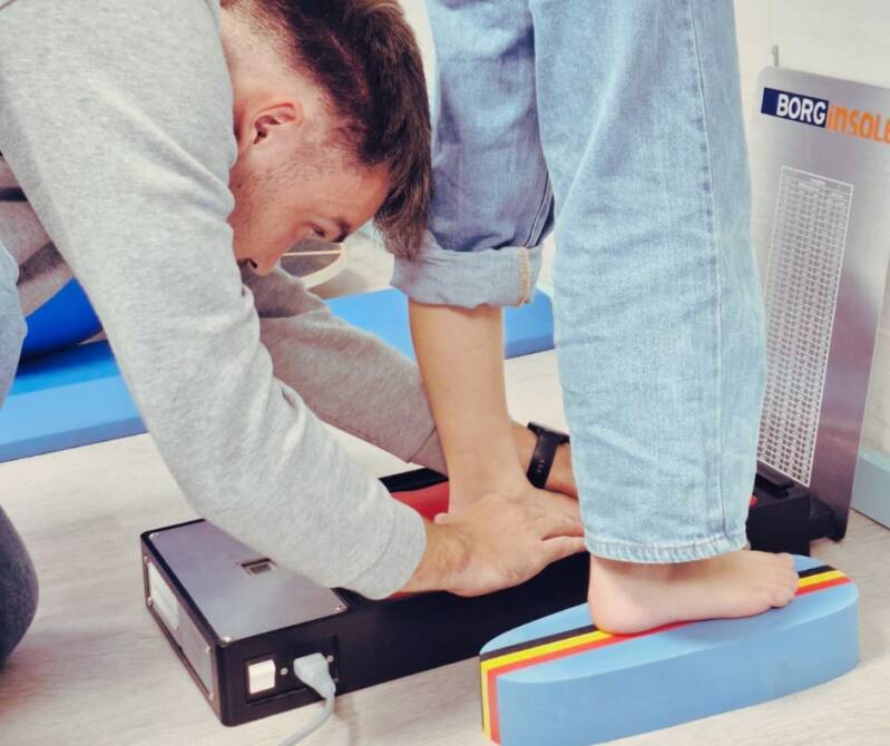 Uitmeting biomechisch onderzoek van de voet met specifieke apparatuur voor maatwerkoplossingen die aansluiten bij de doelen van de patiënt.