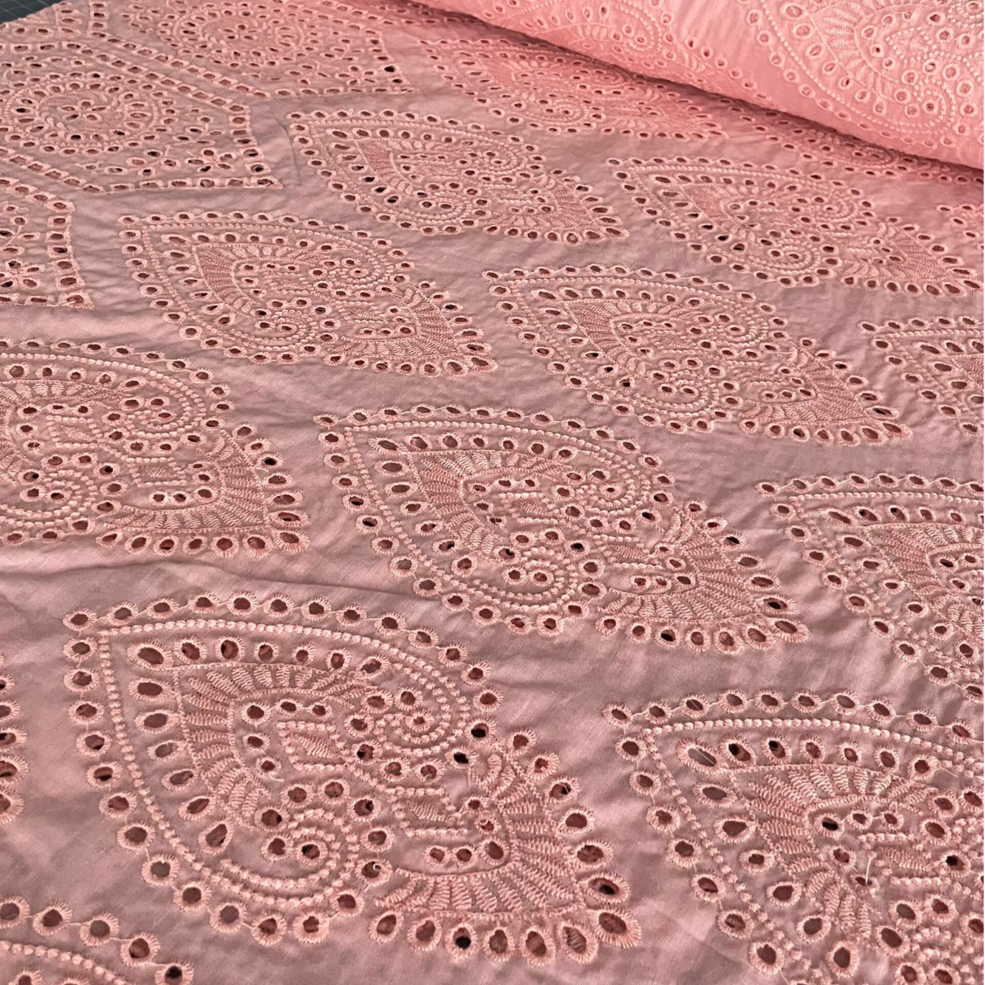 Cupro in der Farbe apricot mit Lochstickerei