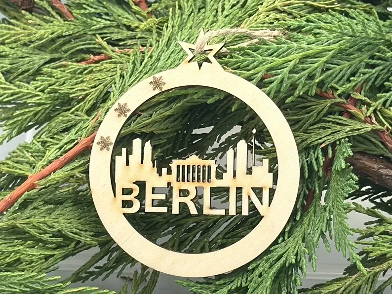 Holzkugel mit Berliner Skyline und Brandenburger Tor