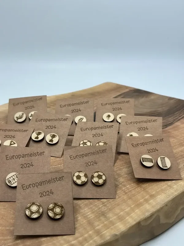 Fussball Ohrringe als Stecker Holz mit Fussballdesign