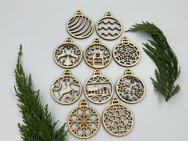 Filigrane Weihnachtskugeln aus Holz