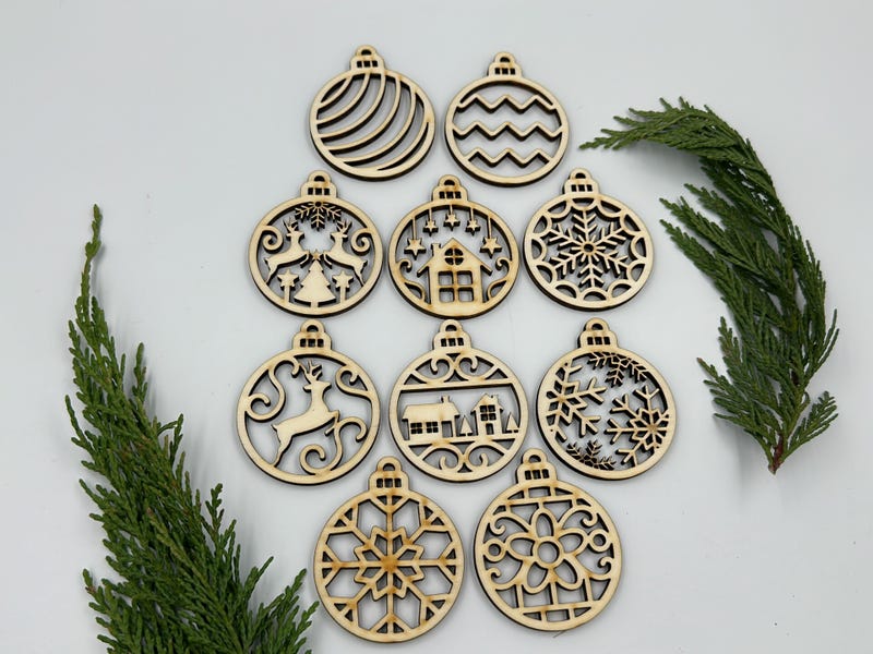 Filigrane Weihnachtskugeln aus Holz, lasergeschnitten, mit Namen