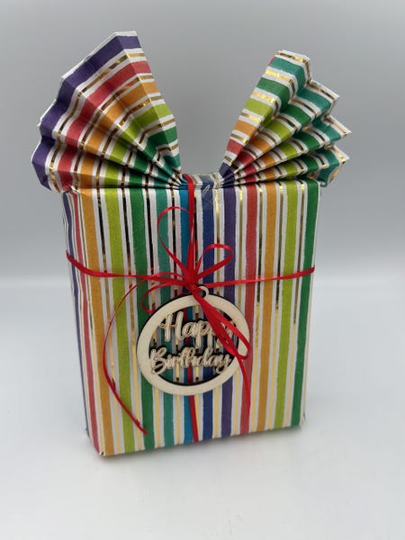 Geschenk mit Happy Birthday Anhänger aus Holz