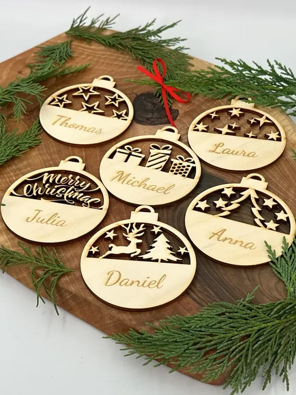 Weihnachtskugeln aus Holz mit eingravierten Namen