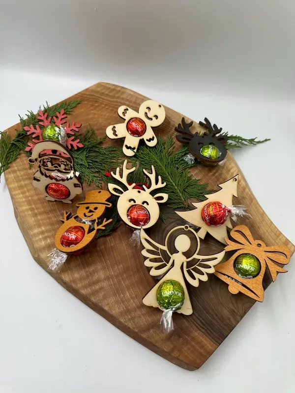 Holzanhänger mit Schokokugeln auf Tannenzweigen