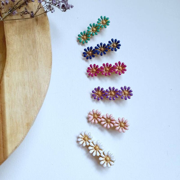 Metalen bloemetjes op klip middel