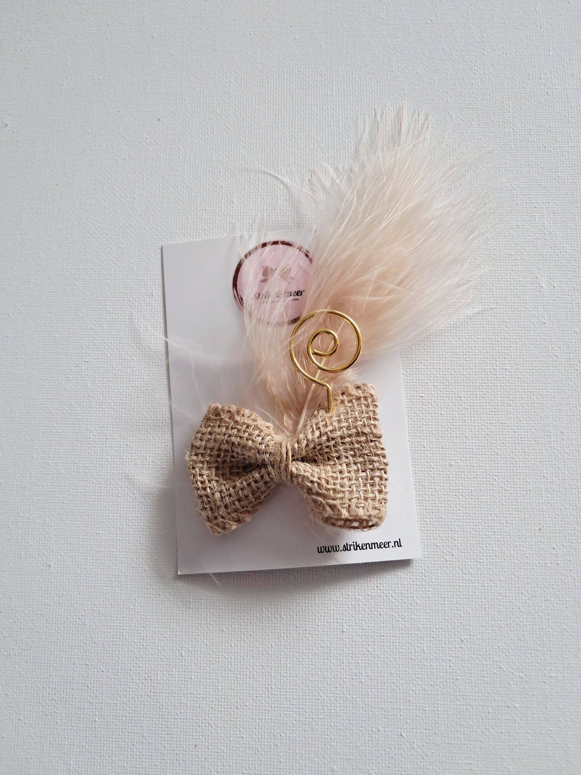 Jute strik met stafje en veer