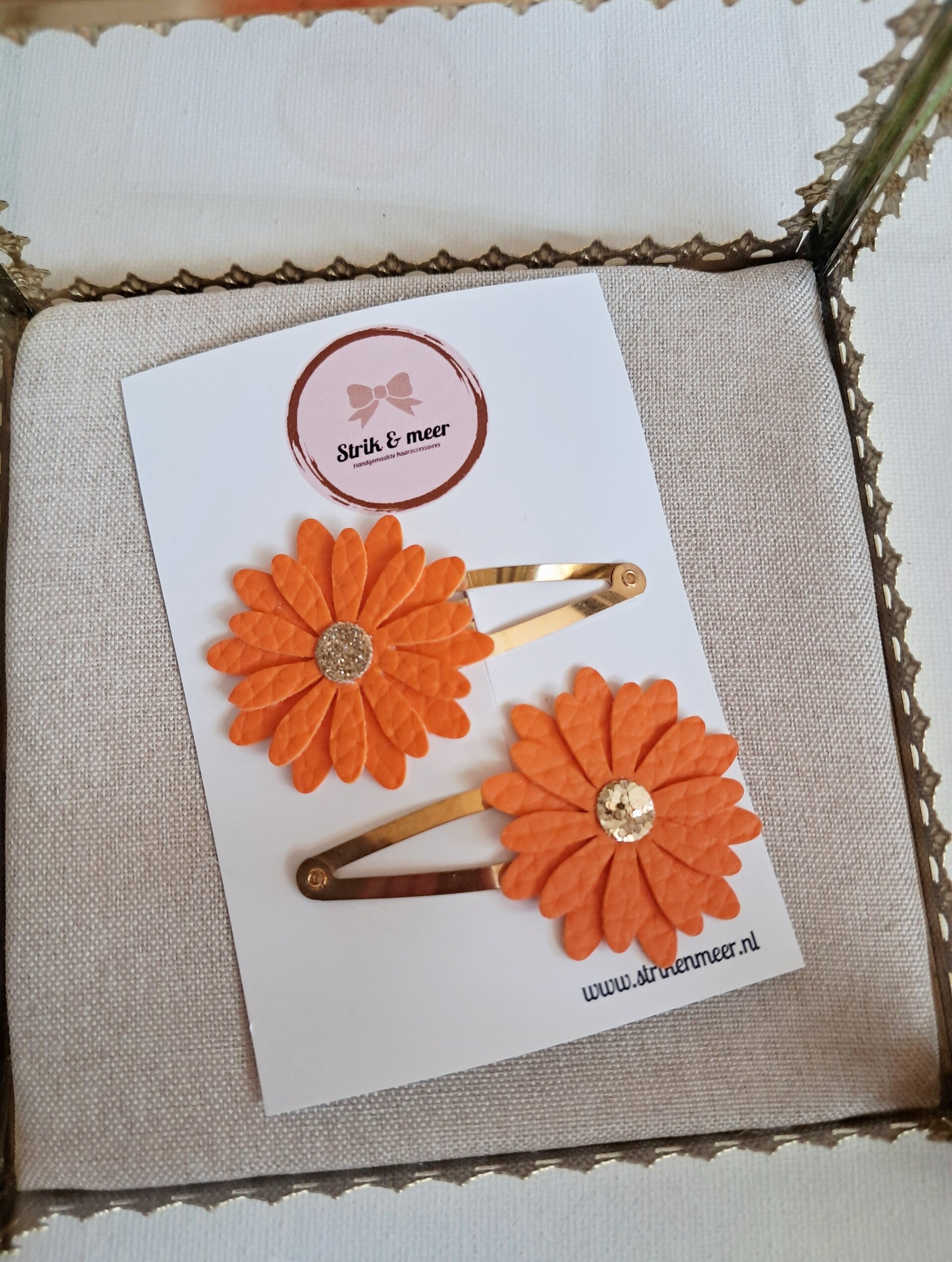 oranje bloemen op klik klak