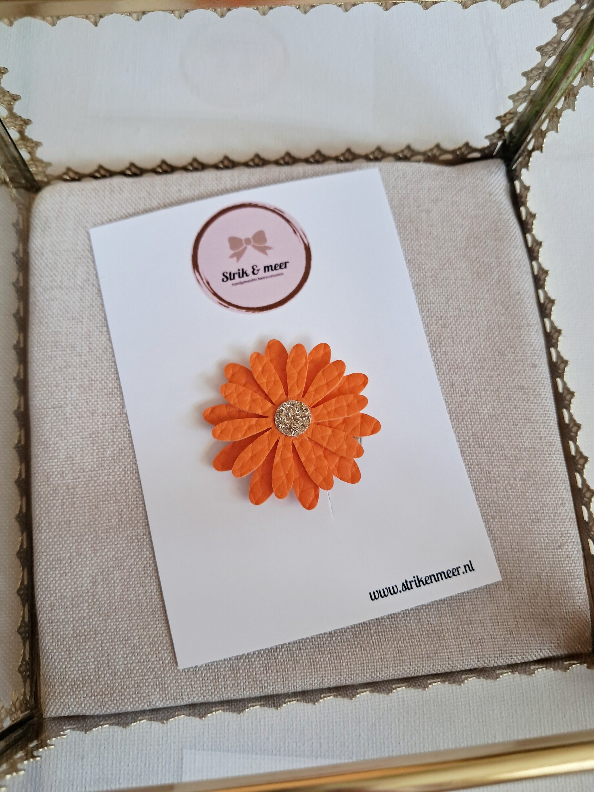 oranje madelief op klipje
