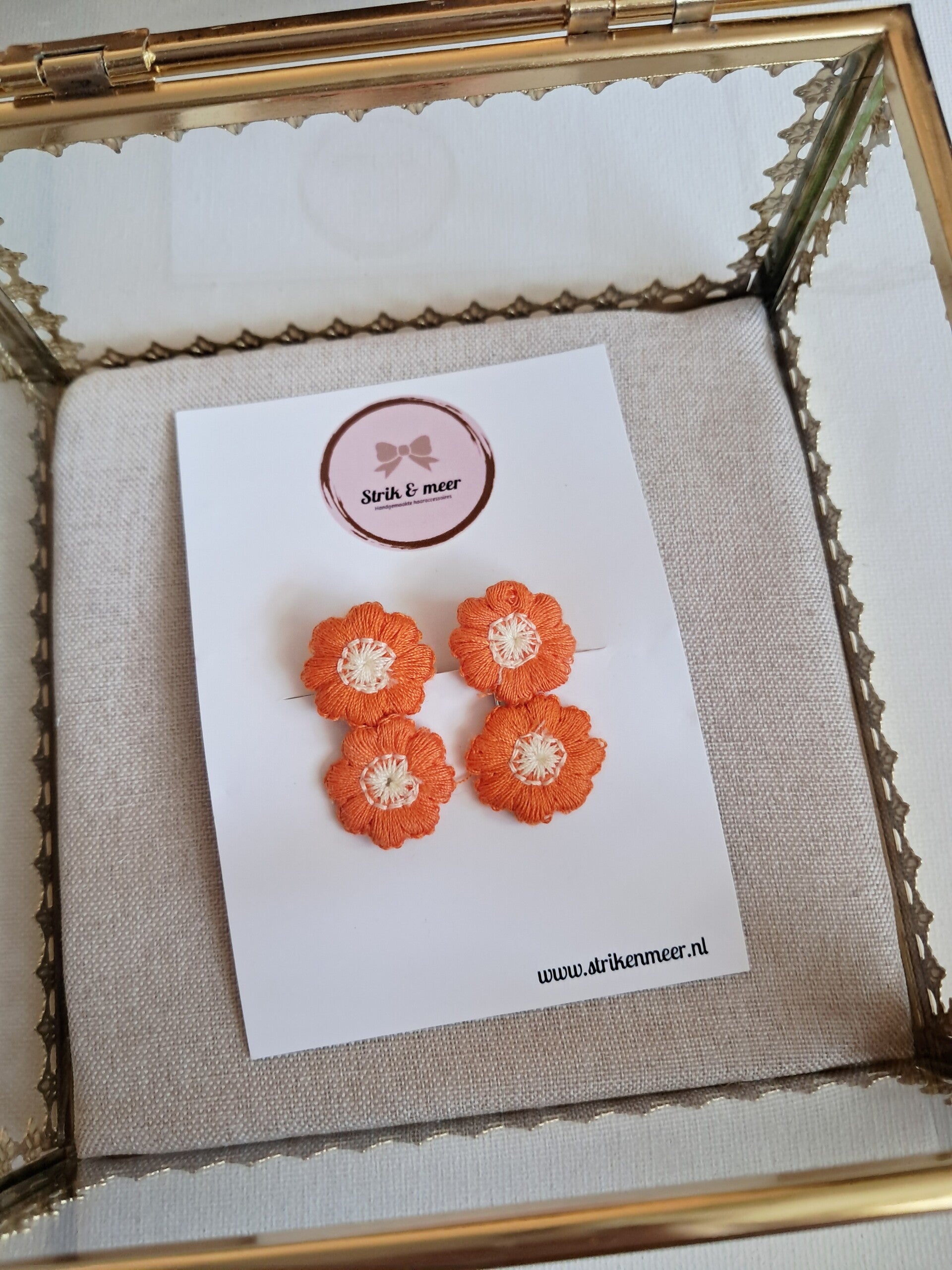 oranje bloemetjes op klipje