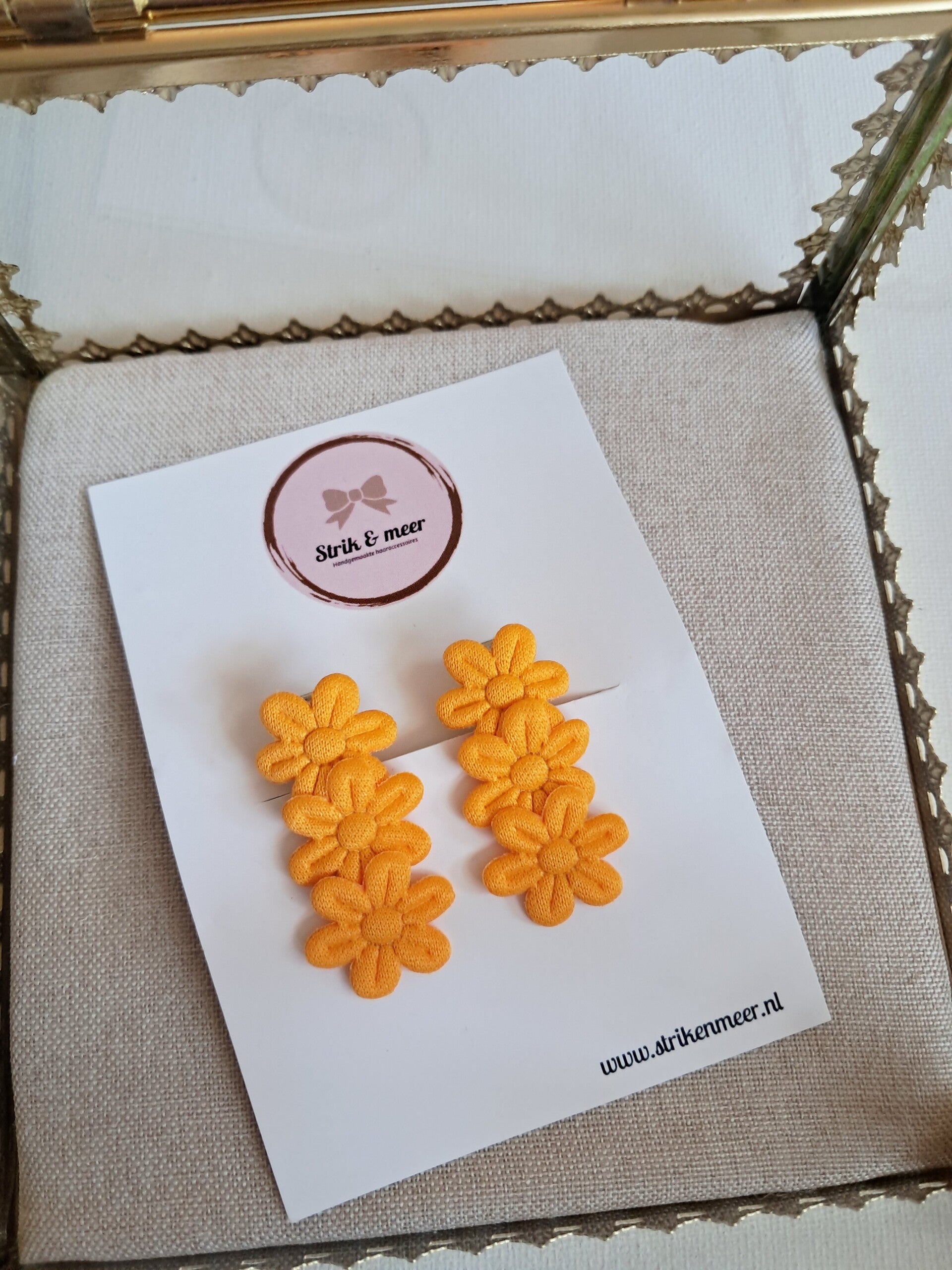 oranje bloemetjes op klipje