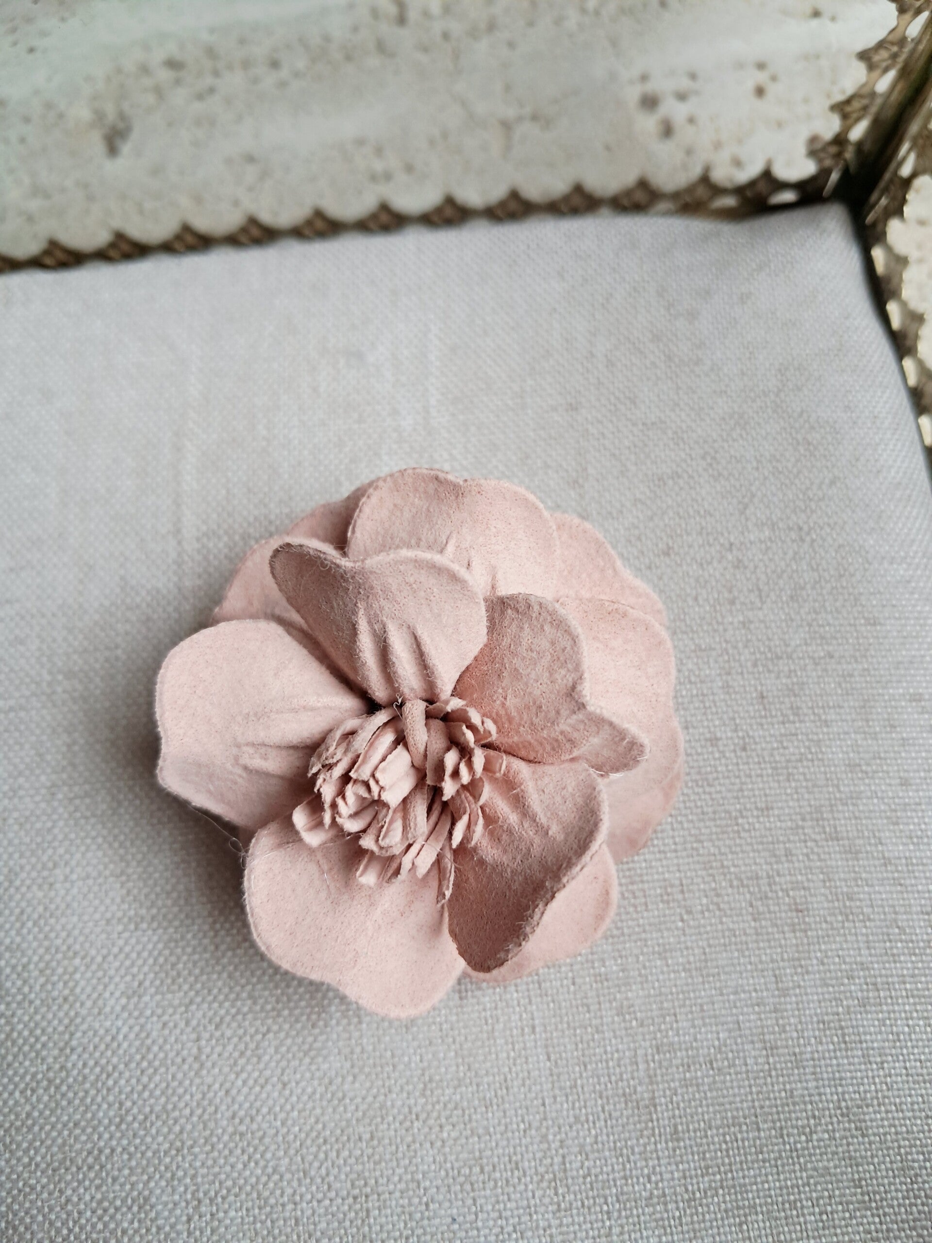 Bloem op elastiek blush