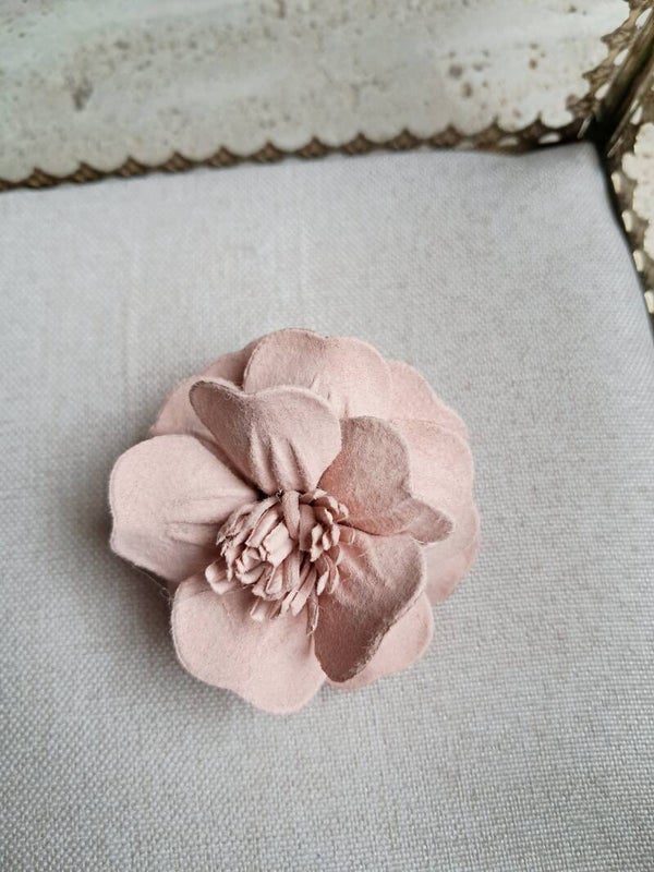 Bloem op elastiek blush