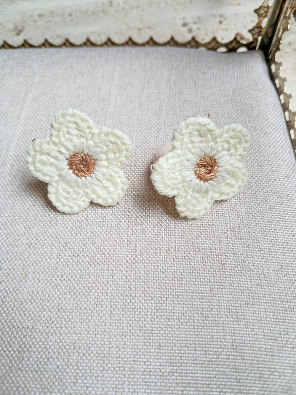 Elastiekjes bloemetjes beige