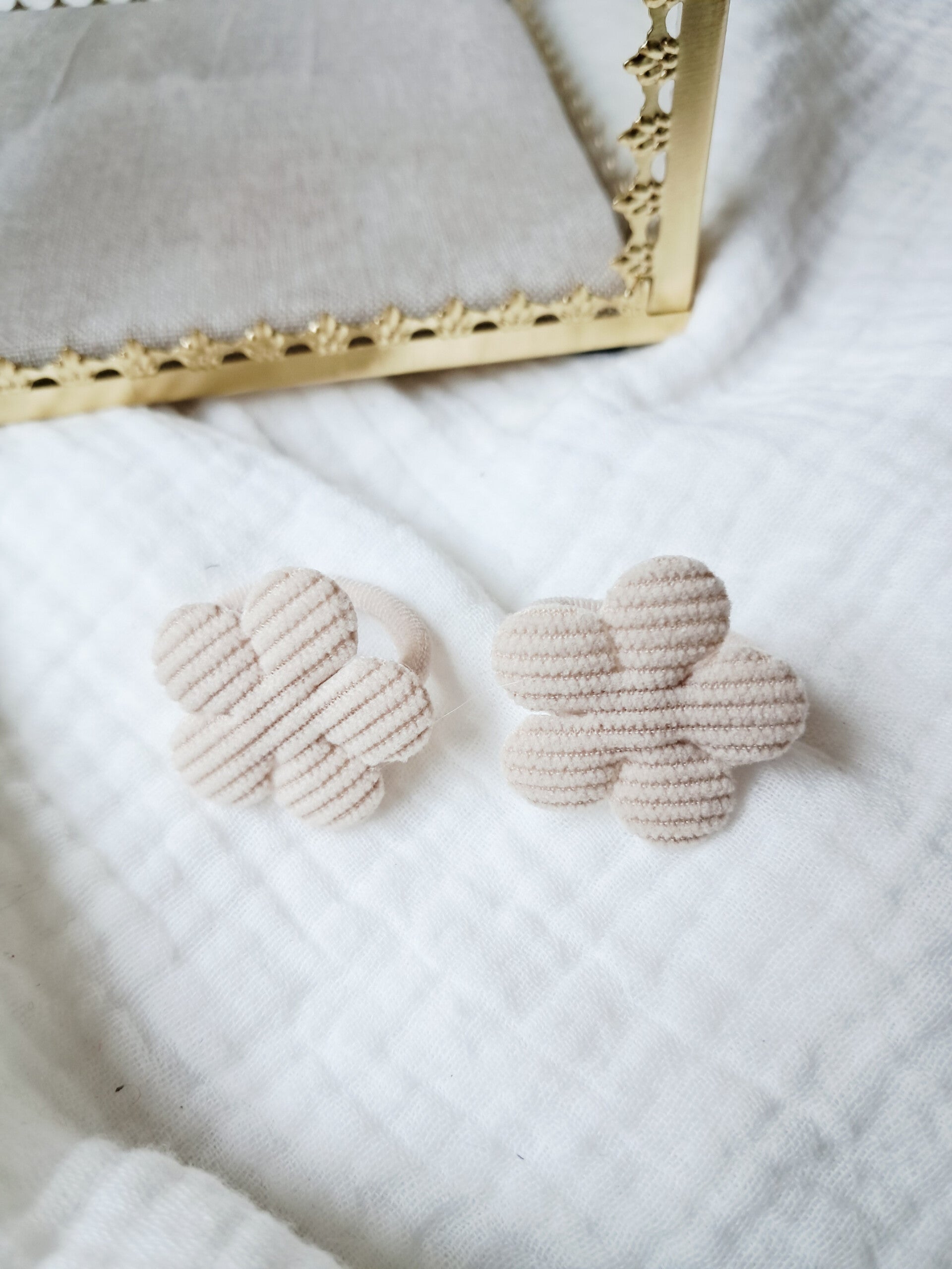 Elastiekjes bloemetjes corduroy beige