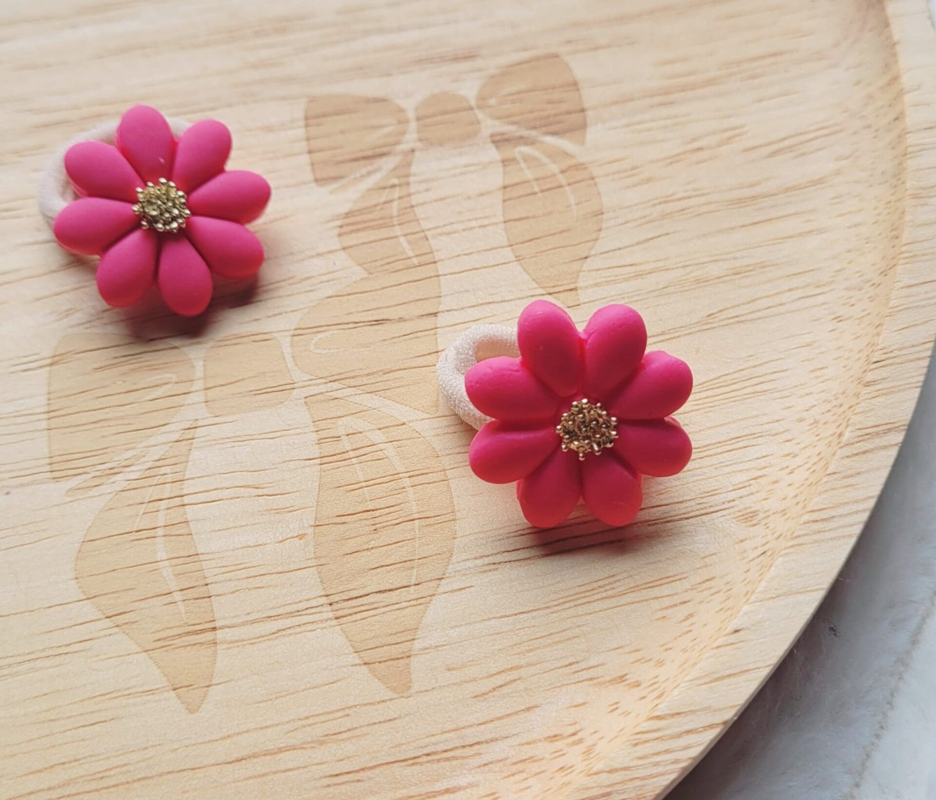 polymeerklei bloemetjes roze op elastiekje
