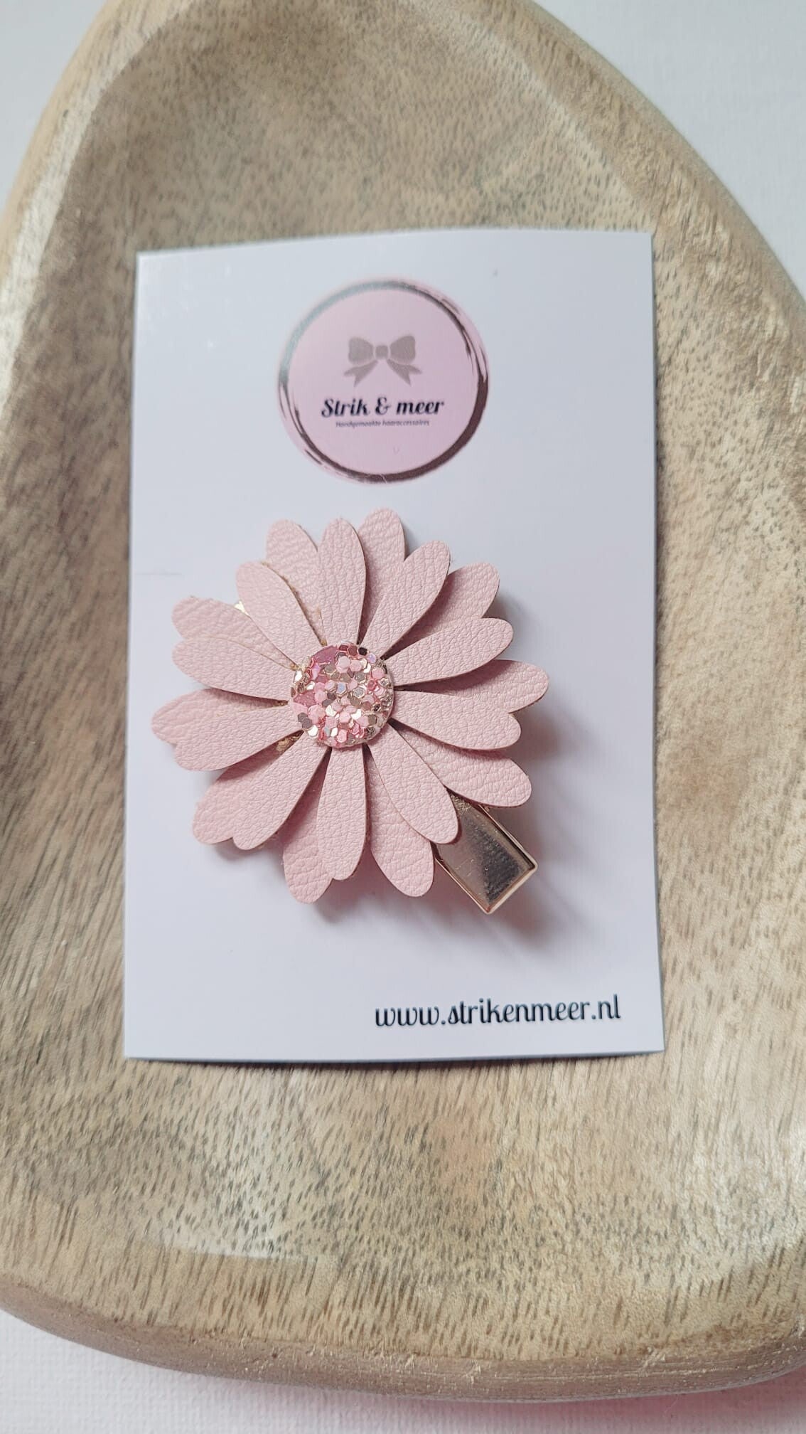 Dahlia op klip zacht roze