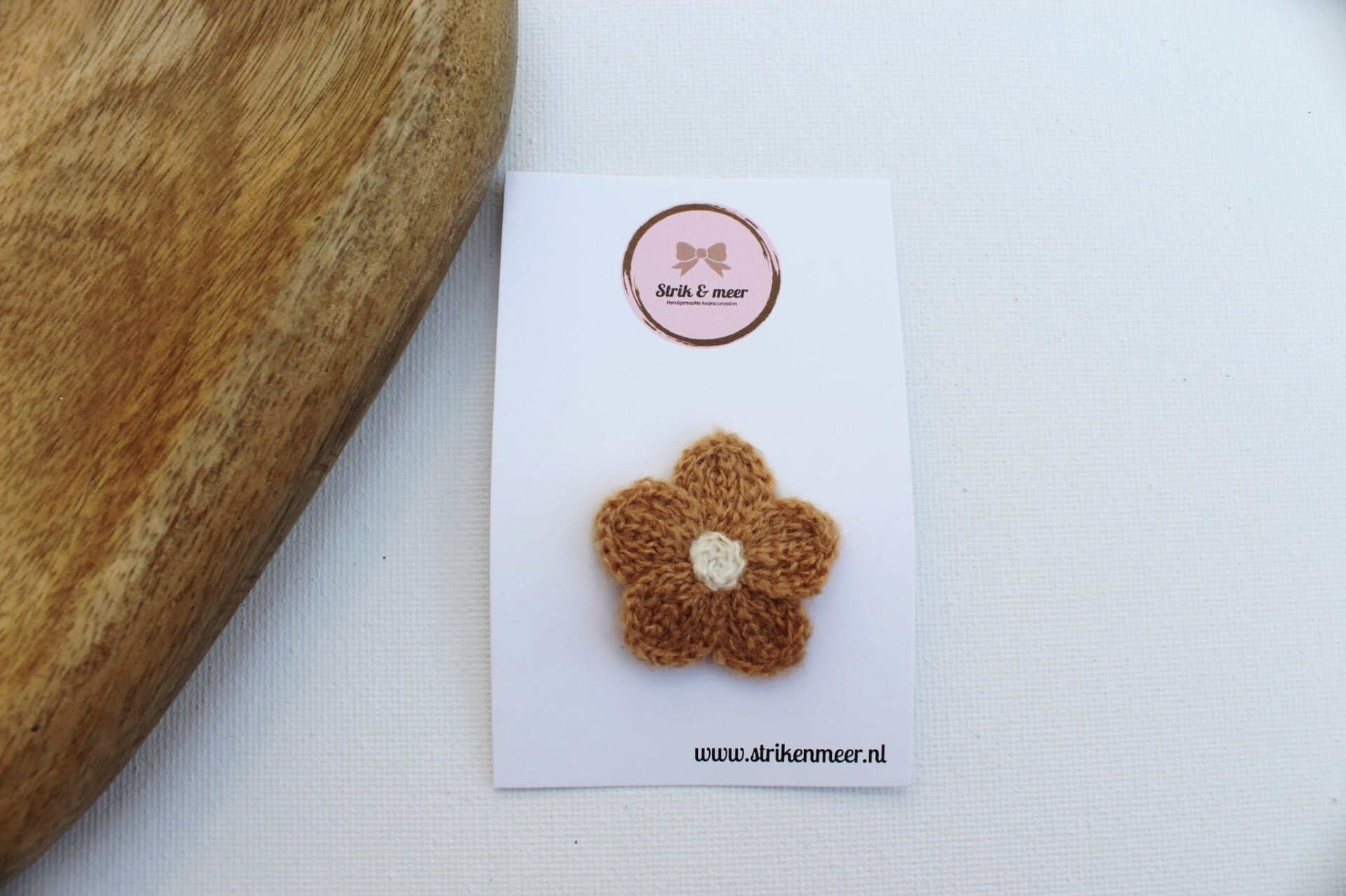 gehaakte bloem op anti slip lichtbruin