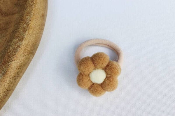 elastiek pompom bloem bruin