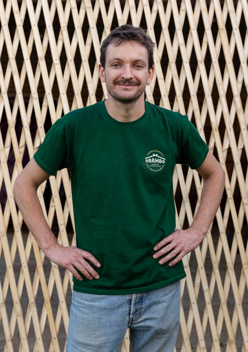 Artisan qui travaille le bambou Mattias Lambert