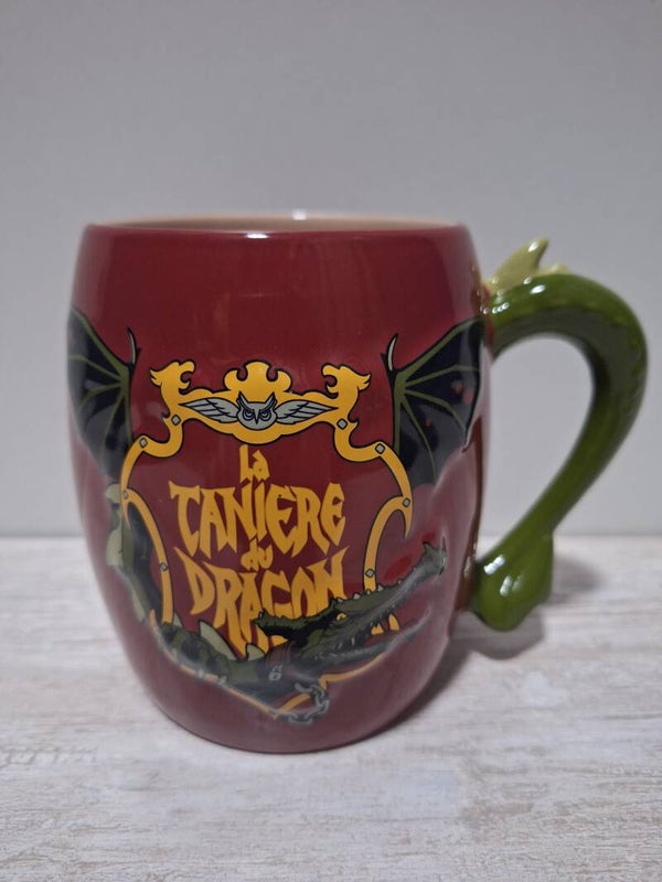 MUG DISNEYLAND PARIS " LA TANIERE DU DRAGON ".