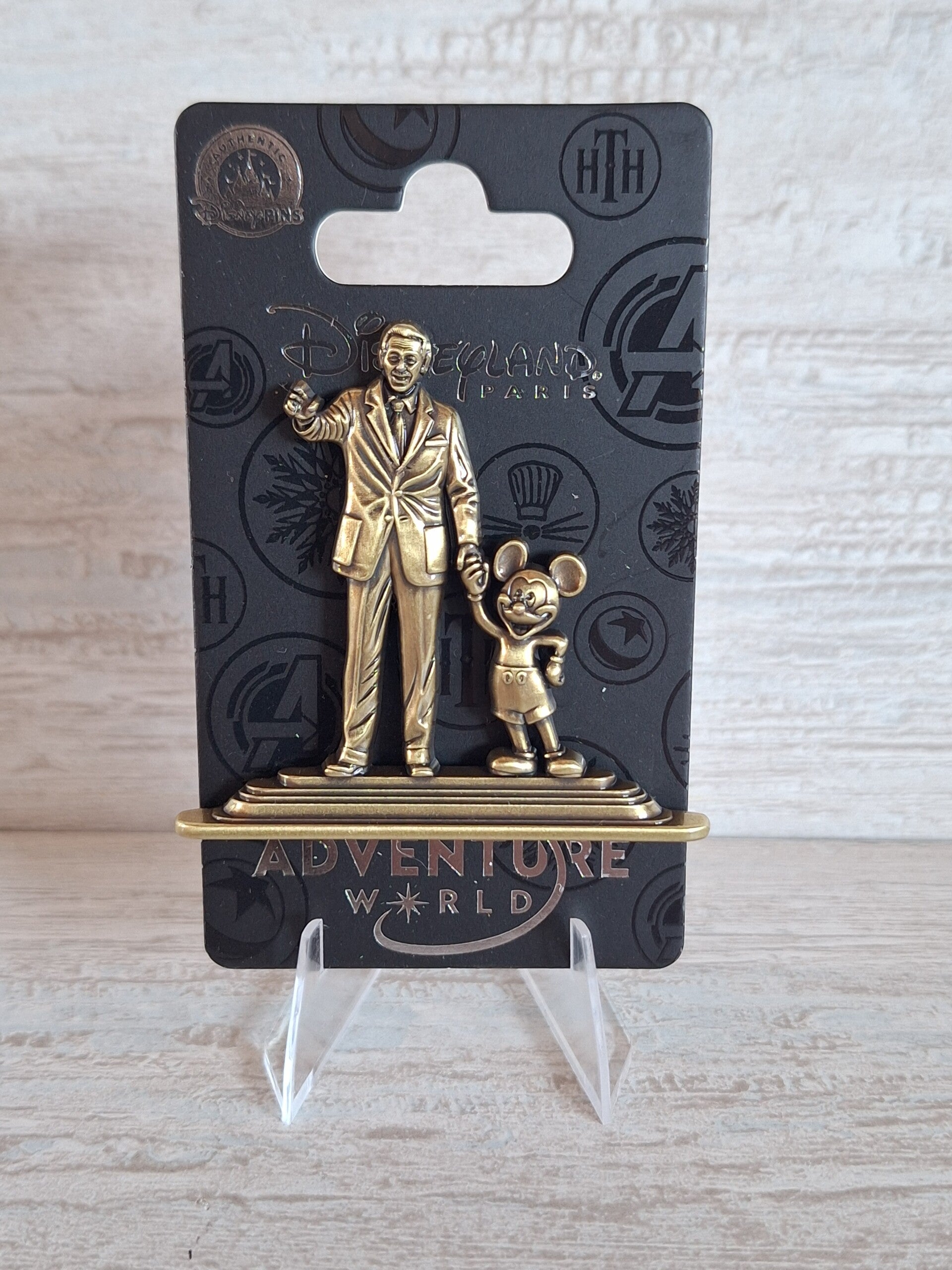PIN'S  " ADVENTURE WORLD "