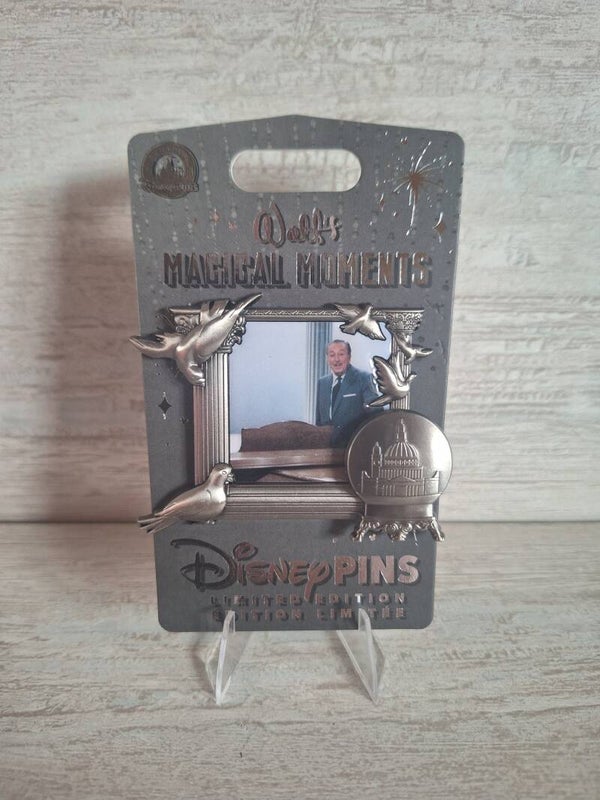 PIN'S " WALT'S MAGICAL MOMENTS ".