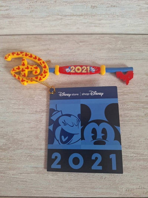 CLE  COLLECTOR -    " MICKEY & MINNIE 2021 "