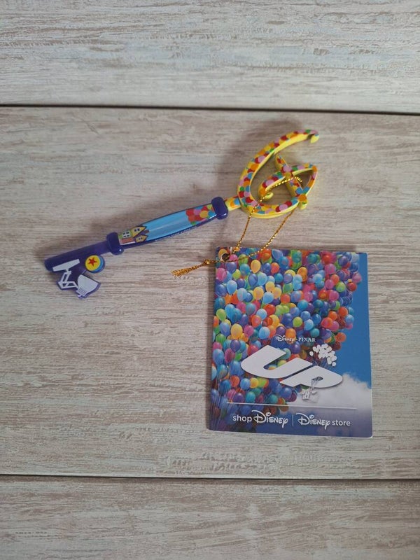 CLE COLLECTOR DISNEY   " LA-HAUT "