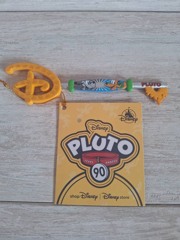 CLE  COLLECTOR " PLUTO 90 ANS "
