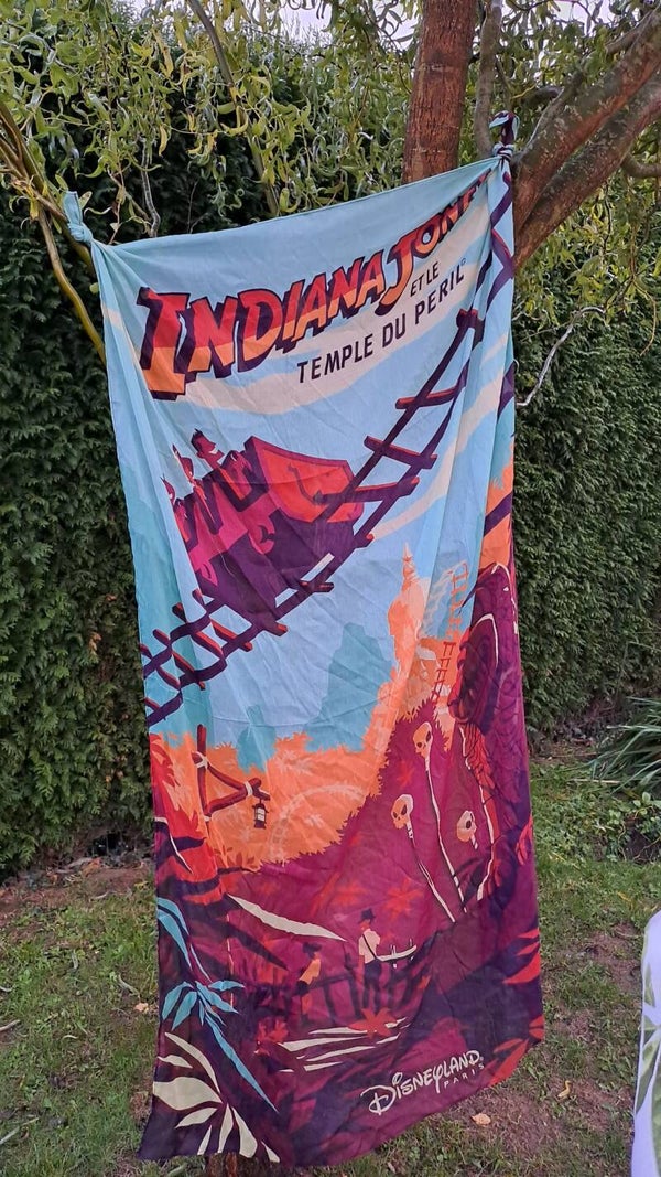 FOULARD DISNEYLAND PARIS "INDIANA  JONES"
