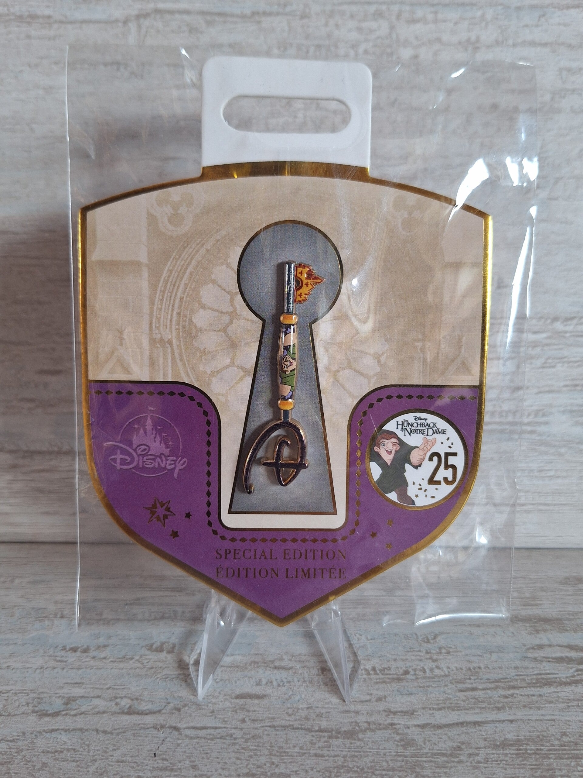 PIN'S CLE DISNEY " QUASIMODO "