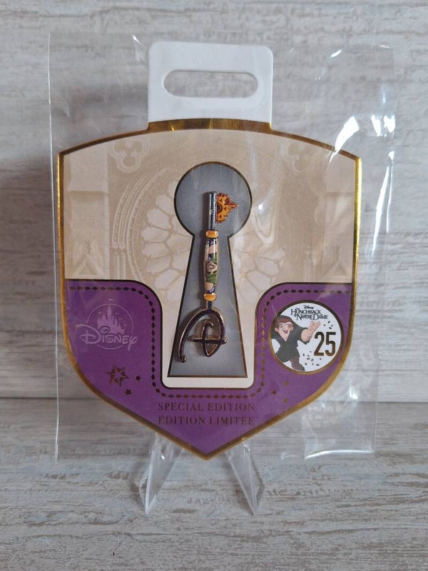 PIN'S CLE DISNEY " QUASIMODO "
