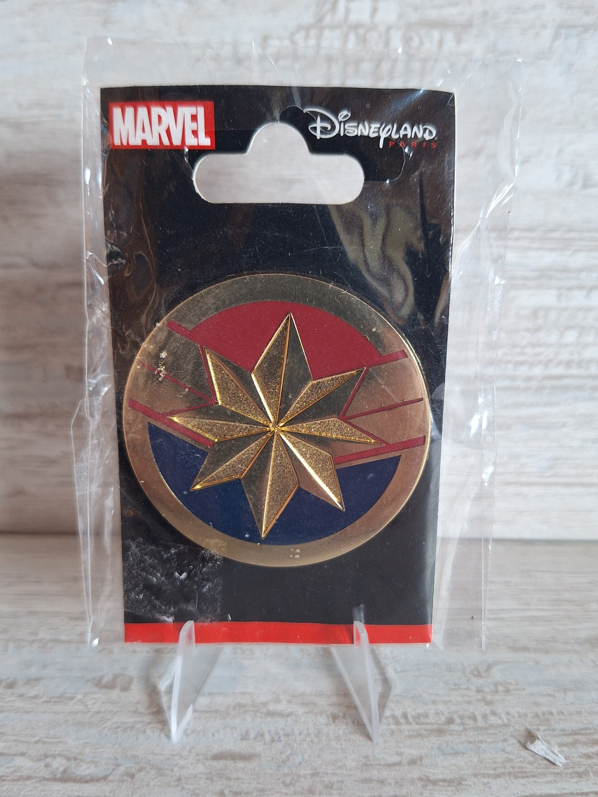 PIN'S DISNEYLAND PARIS " ETOILE CAPTAIN MARVEL "