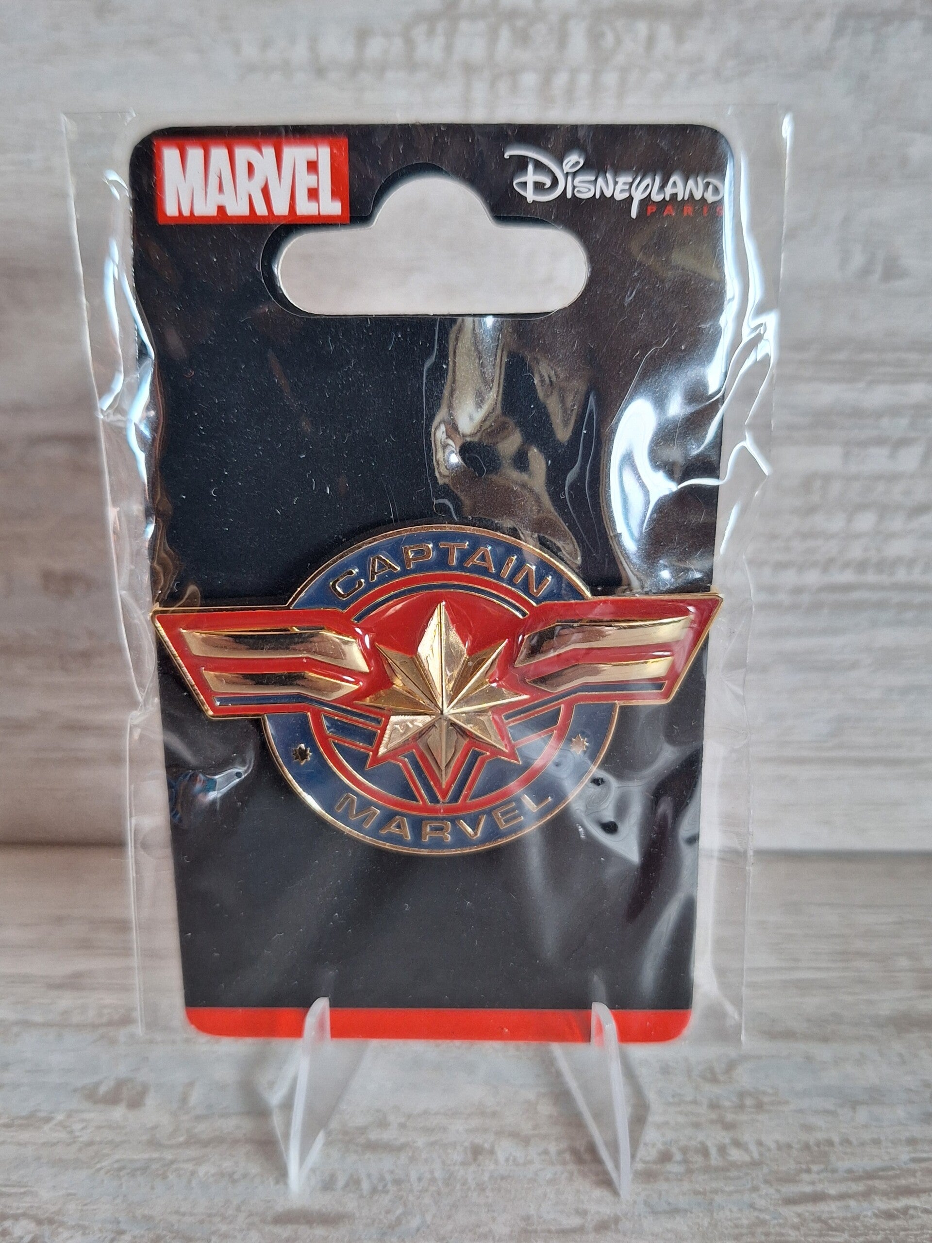 PIN'S DISNEYLAND PARIS " CAPTAIN MARVEL "