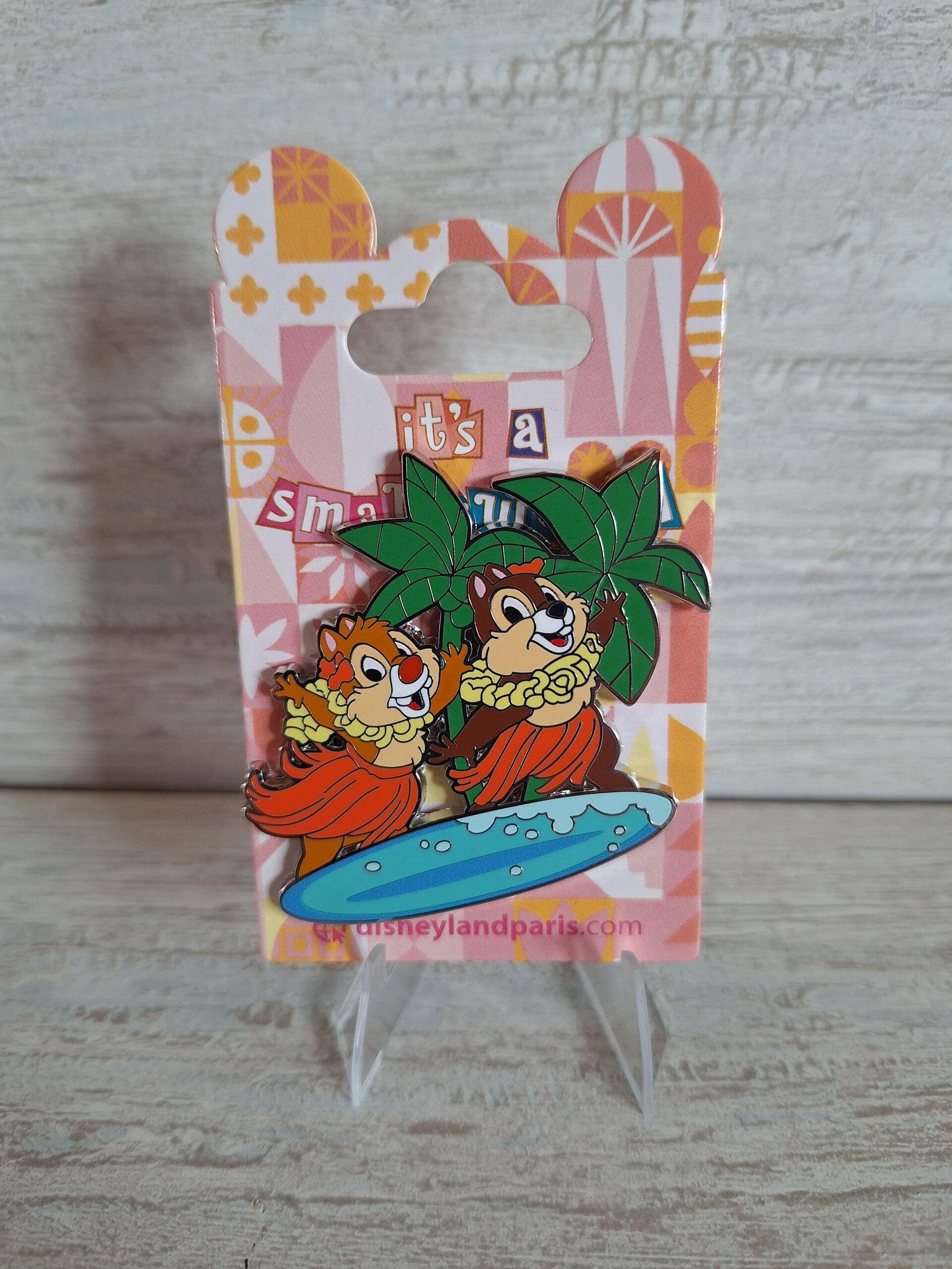 PIN'S  " TIC ET TAC " It's a Small World .