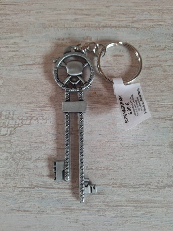PORTE CLE " PIRATES DES CARAIBES ".