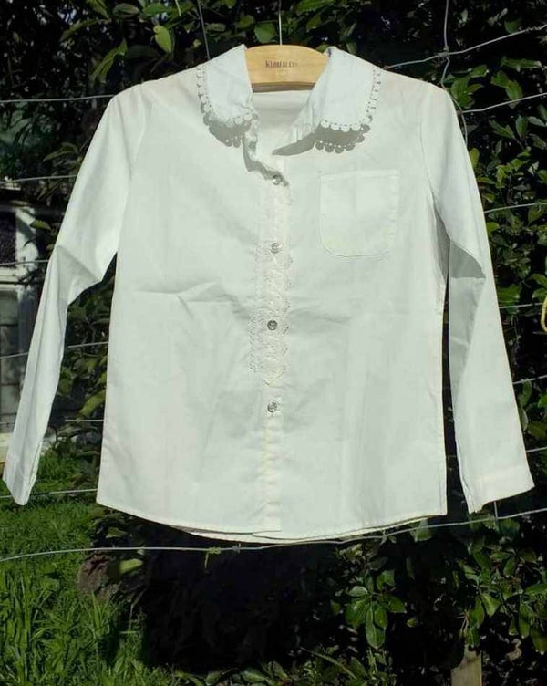 "NEW" White girls w/lace design long-sleeved shirt - EU 32