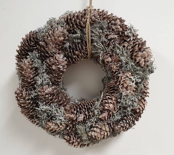Krans - Decoratieve Krans met mos & dennenappels - diameter 30 cm