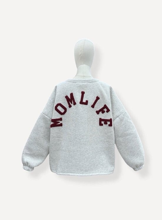 Grijze Sweatshirt MOMLIFE – Trui met Bordeaux Tekst op de Rug – Lange Mouwen