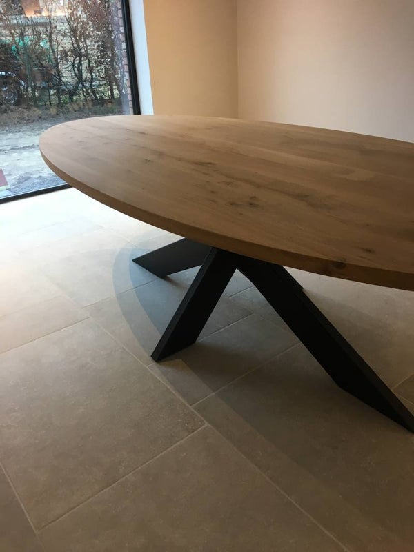 OVALE TAFELS MET ZWART MATRIX ONDERSTEL